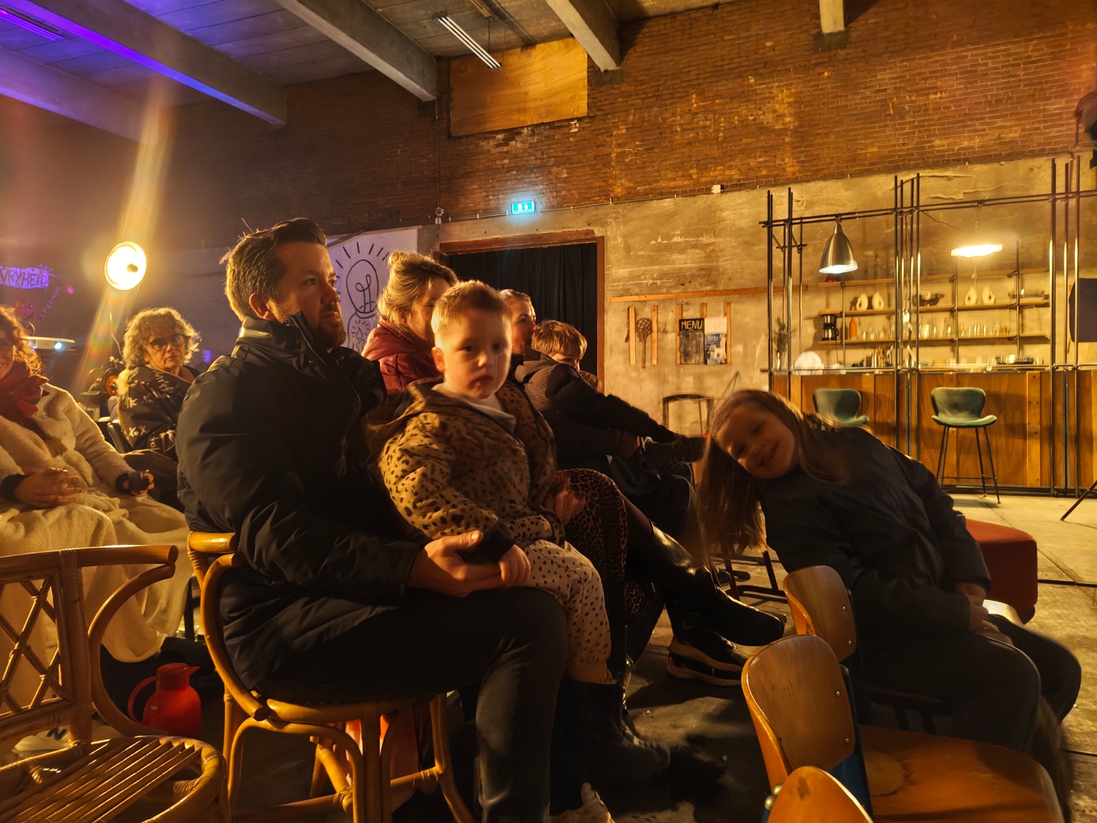 Gezinnen genieten van de film